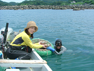 岩牡蠣を受け取り