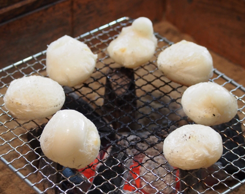 焼かれる丸餅