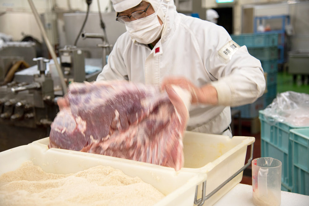 伝統の製法を受け継いだハム作り一筋30余年の熟練職人