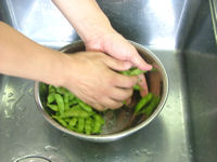 だだちゃ豆をおいしく食べよう:もみ洗い だだちゃ豆をおいしく食べよう:もみ洗い