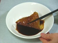 笹巻きの召し上がり方2：黒みつに笹巻きをつけ…