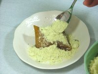 笹巻きの召し上がり方3：きな粉をつけて