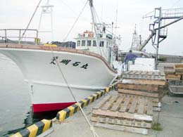 港に寄せられた船