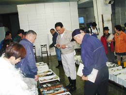 威勢の良いセリがはじまり活気づきます